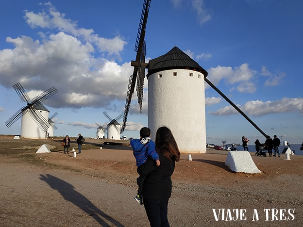 Un paseo por los impresionantes molinos de La Mancha · divertydoo